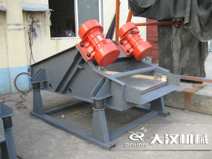 礦用振動(dòng)篩采用優(yōu)質(zhì)的錳鋼材質(zhì)，主要特點(diǎn)就耐磨性強(qiáng)，對(duì)于礦用振動(dòng)篩來(lái)說(shuō)其，耐磨性是非常重要的。