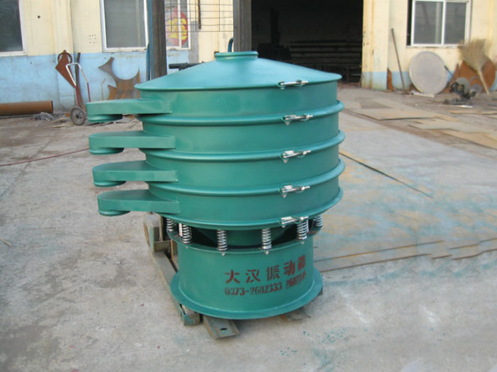 直徑1000型振動(dòng)篩除了有碳鋼材質(zhì)其還有不銹鋼+碳鋼，以及全不銹鋼的選擇，用戶可根據(jù)用戶物料的性質(zhì)不同可進(jìn)行選擇。