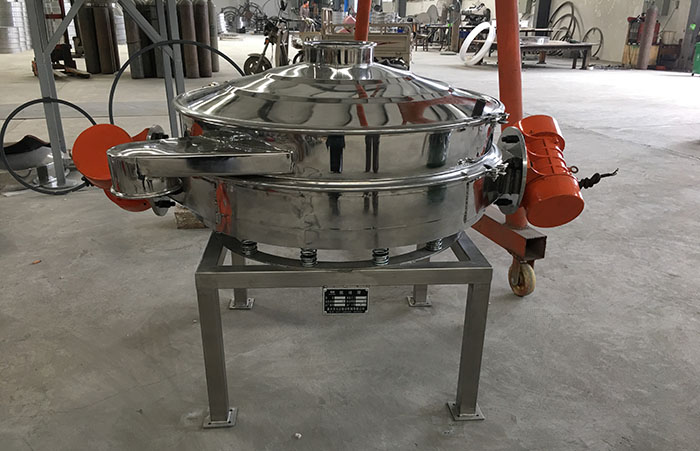 主要采用的是雙振動(dòng)電機(jī)振動(dòng)，其振動(dòng)力比普通振動(dòng)篩要高，同時(shí)采用直泄式的排料方式，很好的解決了堵料塞料的問(wèn)題。