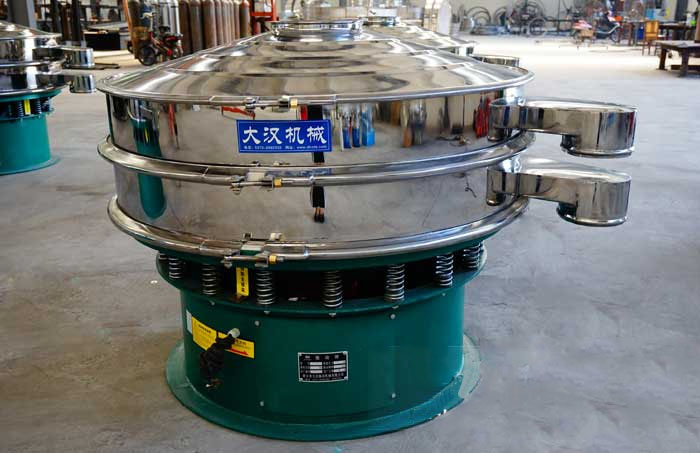 玻璃粉振動(dòng)篩比較常見(jiàn)的材質(zhì)為不銹鋼材質(zhì)，但其碳鋼材質(zhì)的設(shè)備相對(duì)來(lái)說(shuō)其使用壽命不夠長(zhǎng)，對(duì)于一些特殊行業(yè)的物料的篩分也比較有限，所以目前比較受歡迎的材質(zhì)為不銹鋼材質(zhì)。